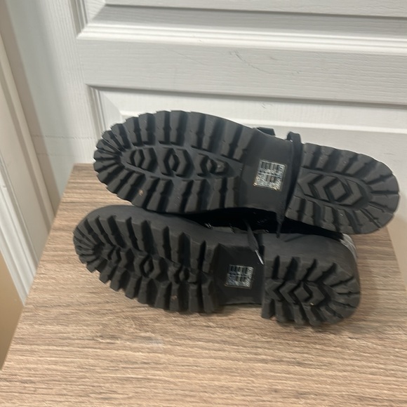 FOREVER 21 WOMEN ANKLE BOOTS IN SHINY BLACK WITH SIDE ZIPPER LACED SIZE 10 - Picture 10 of 11